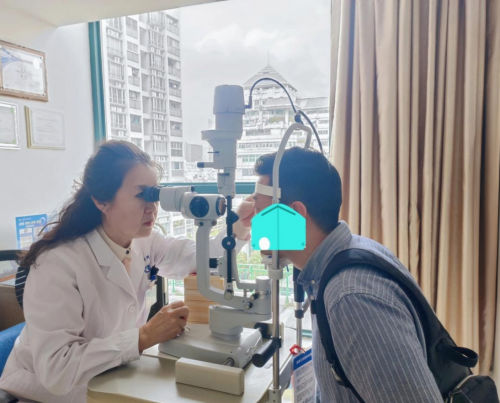 时隔七年，他再次从山东来深圳华厦眼科找赵铁英院长做另眼的黄斑手术