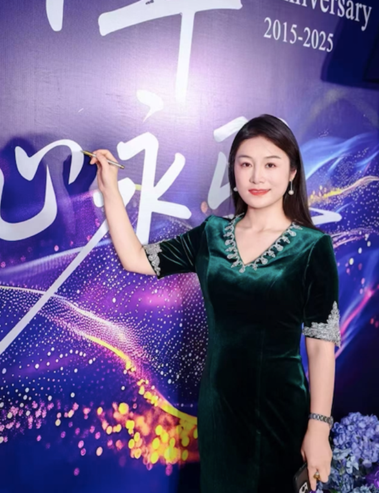 东方美李以琳：32岁被老人点亮，用9年陪伴5000人走出内耗