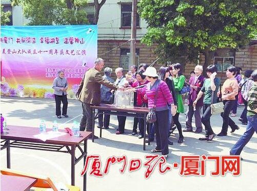 厦门老旧小区改造掀热潮 居民自掏腰包养护绿地