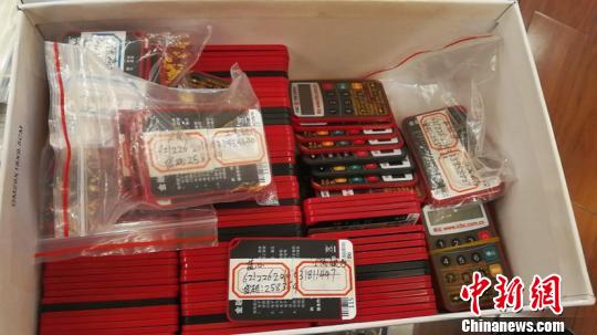 警方缴获的涉案物品。　警方供图 摄